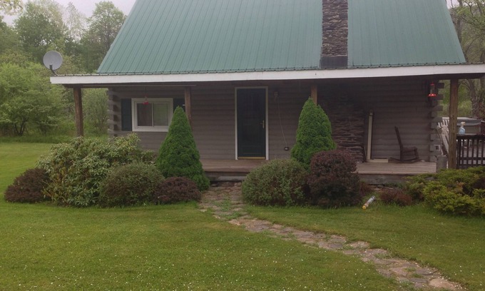 Fleischmanns Cabina | Charming 2-bedroom cabin with HOT TUB, WIFI, and all amenities!