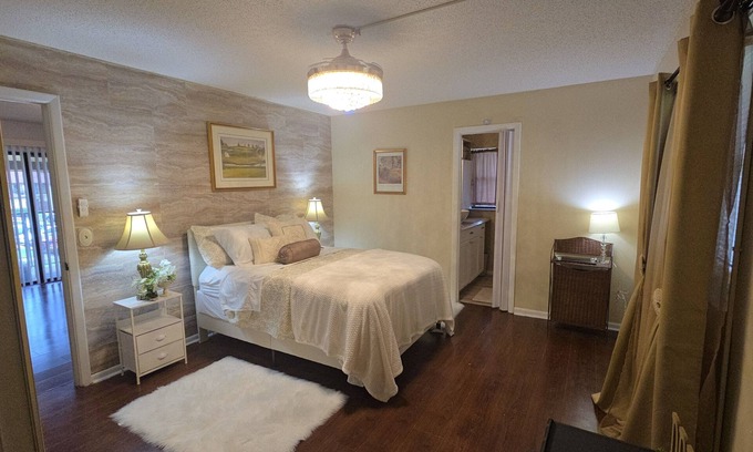 Fort Pierce Condominio | Charming 2-bedroom condo - 5 min from beach, with WiFi, AC, and Inside Laundry