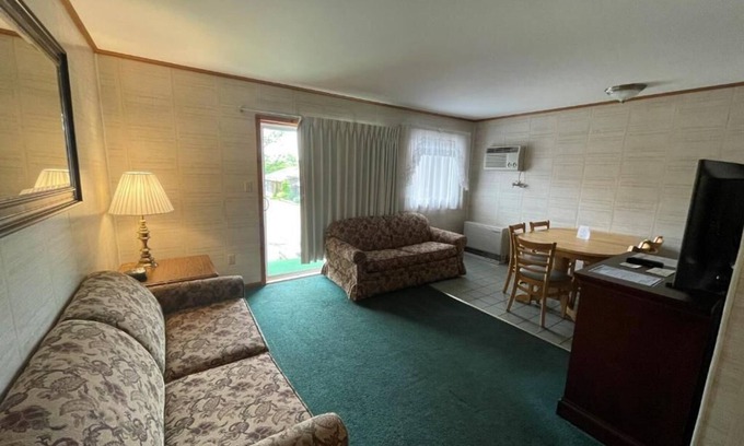 Lake George Condominio | Charming 2-bedroom condo with fitness room, WiFi in Wonderful Lake George