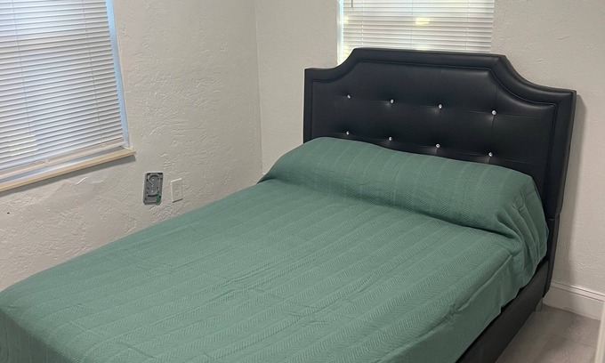 Lehigh Acres Casa | Charming 2-bedroom house in very centric Lehigh Acres with AC