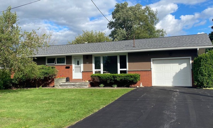 Utica Casa | Charming 2-bedroom house in New Hartford with parking