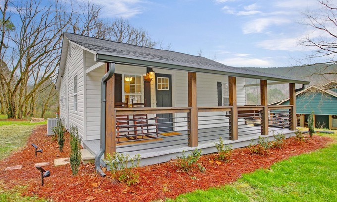 Talking Rock Cabaña | Charming 2-bedroom cottage in fantastic Talking Rock with Hot Tub, Fireplace