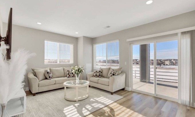 Aurora Casa | Charming 2-bedroom walkout basement house with WiFi, AC in pleasant Aurora
