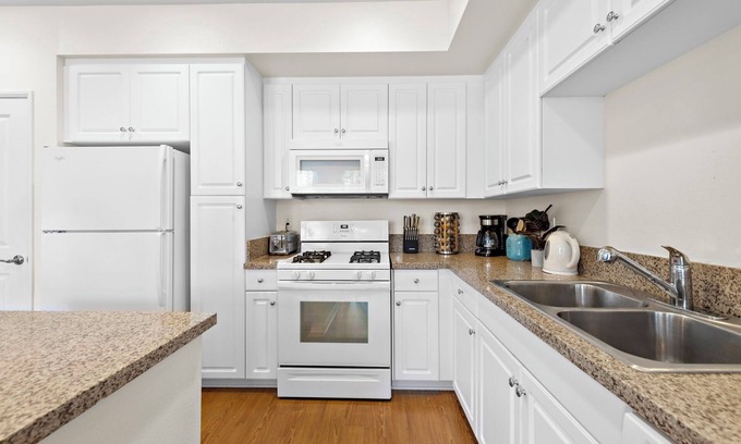 Irvine Cama Y Desayuno | Charming 2-bedroom with fitness room located within walking distance to spectrum