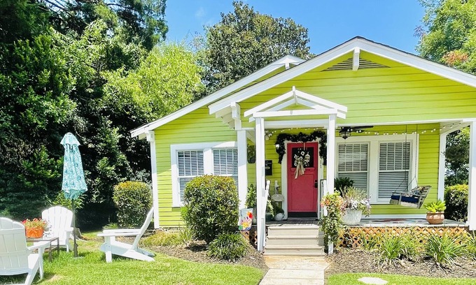 Laurel Cabaña | Charming 2 BR and 2 full bath Cottage is located in Historic Downtown Laurel.