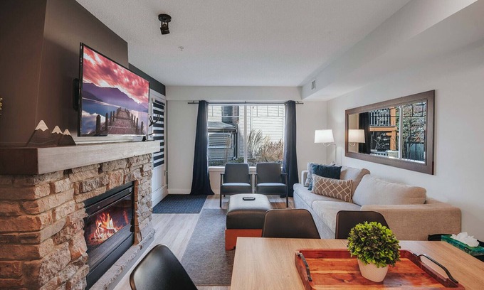 Dead Man's Flats Apartamento | Charming 2BR condo near Canmore and Banff - Hot tub, gym, pet friendly