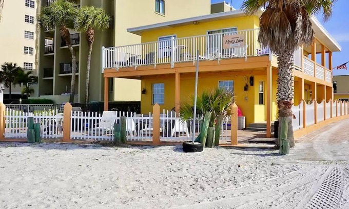 Redington Shores Cabaña | Charming 2BR cottage steps from Beach, Dogs Welcome