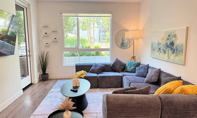Lyon Street Apartamento | Charming 2BR Retreat W/Pool&Gym near Disneyland
