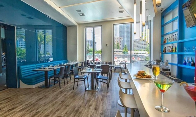 Hallandale Beach Apartamento | Charming 2BR with Beach Service, Pool Over the Canal & Hotel Perks