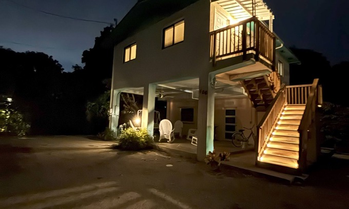 Monroe County Casa | Charming 2/1 Home with 1/1 bonus room in beautiful Tavernier, FL