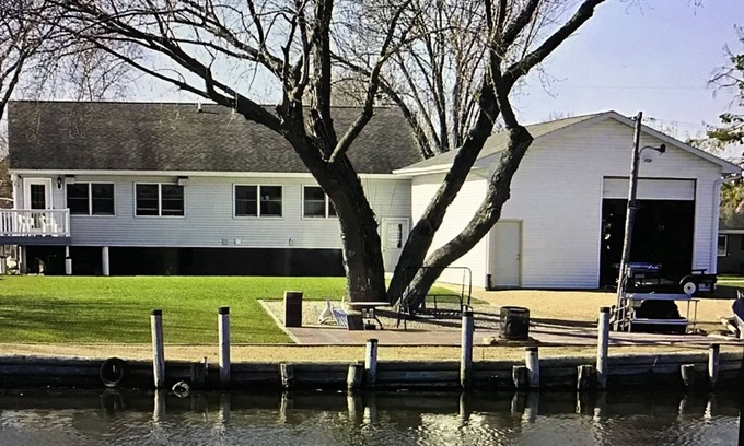 Oshkosh Casa | Charming 3+ bdrm 3 bath house in Oshkosh on Sawyer Creek & Fox River near EAA