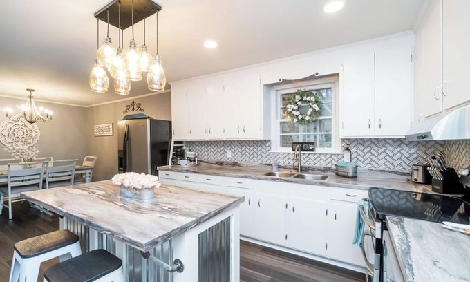 Warner Robins Casa | Charming 3 bdrm w/ GAME ROOM & King Sized Bed and TV in Every Room