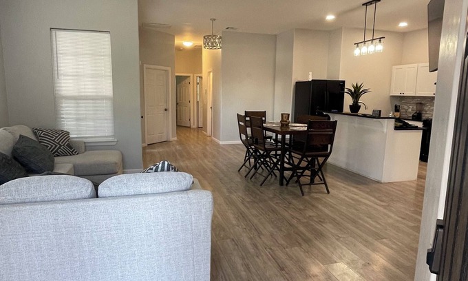 Central Oklahoma City Casa | Charming 3-bedroom house in Oklahoma City with WiFi,AC. 5 miles from the airport