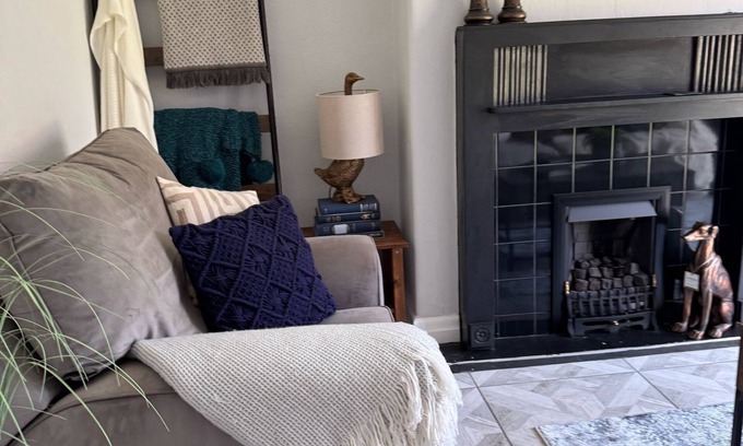 Trafford Casa | Charming 3-Bedroom, 2 Bathroom home in Urmston, sleeps 5.