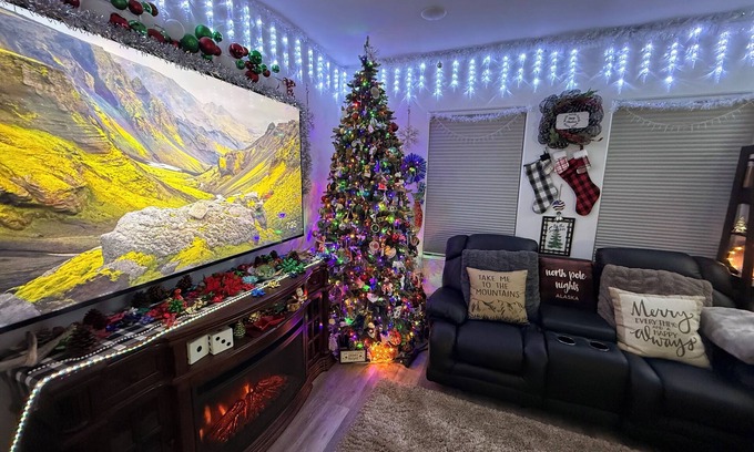 North Pole Casa | Charming 3-bedroom 2 bathroom house in enchanting North Pole, Christmas Theme!