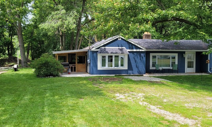 Oak Harbor Casa | Charming 3-bedroom 2 bathroom house steps from the public beach in Oak Harbor