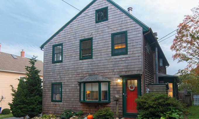 Stonington Cabaña | Charming 3-bedroom cottage in Historic Stonington Borough