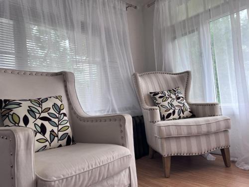 Wilkinsburg Apartamento | Charming 3 Bedroom Cottage Apartment in a Tudor-Style Home