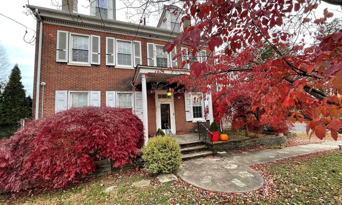 West Bristol Otro | Charming 3-bedroom farmhouse in Newportville with fast WiFi and AC