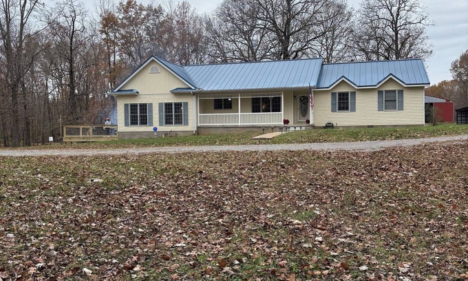 Saline County Otro | Charming 3-bedroom farmhouse with WiFi, Heat AC in wonderful Stonefort Illinois.