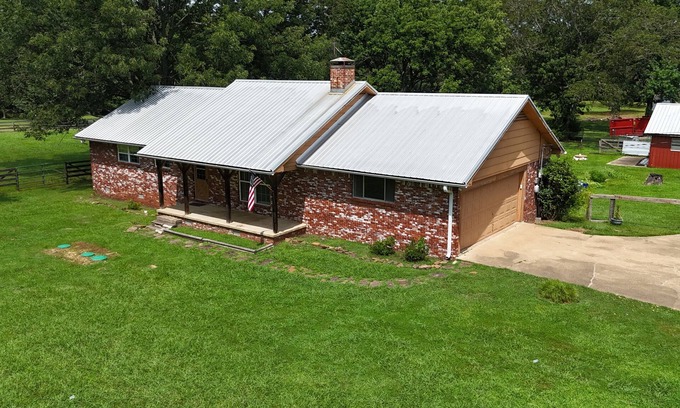 Salem Otro | Charming 3-bedroom farmhouse with WiFi and AC in Benton - Horses Welcome!