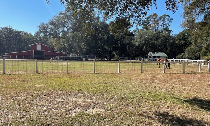 Baker Otro | Charming 3-bedroom Farmhouse in Baker