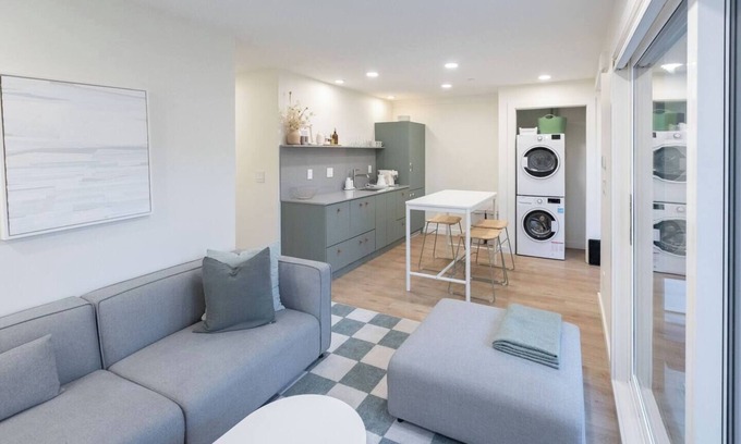 Hastings Casa | Charming 3 Bedroom Home in Peaceful Neighbourhood