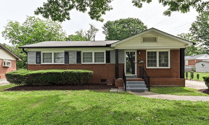 Charlotte Casa | Charming 3-bedroom house with WiFi and AC in Charlotte