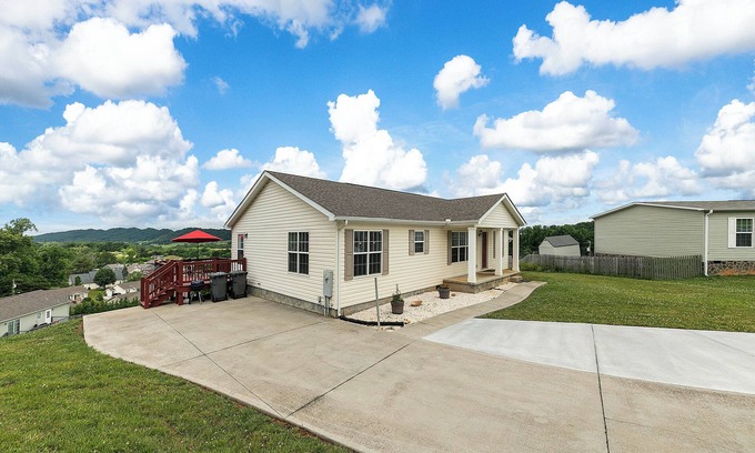 Dandridge Casa | Charming 3-bedroom house with WiFi, AC in enchanting hold up to 10 guest