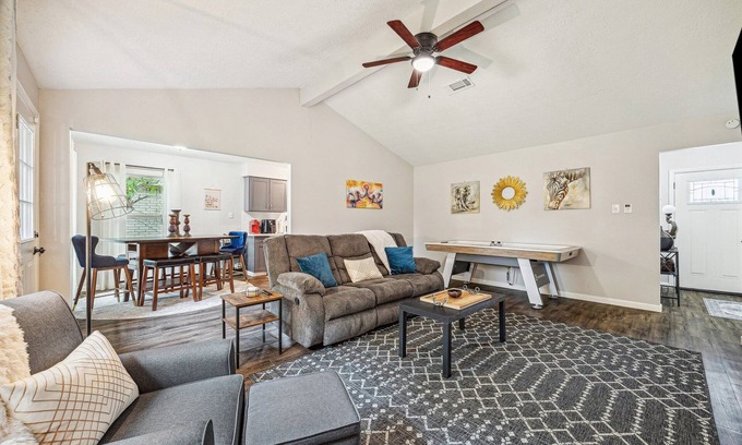 La Porte Casa | Charming 3-bedroom house with WiFi, AC in La Porte