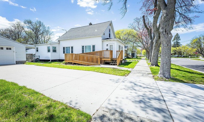 Lakeside Casa | Charming 3-bedroom house in wonderful Muskegon with WiFi, AC