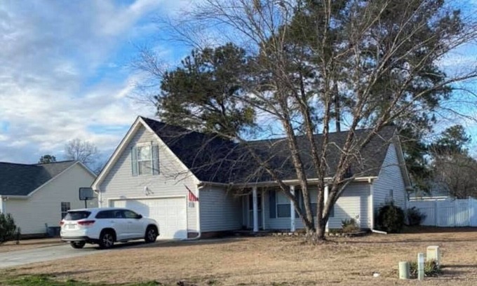 Florence Casa | Charming 3-bedroom house with WiFi, AC in Florence Privacy Fenced in Backyard