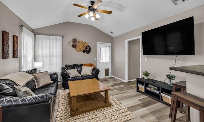 Owasso Casa | Charming 3-bedroom house w/KING Bed in Prime Location of Owasso w/WiFi