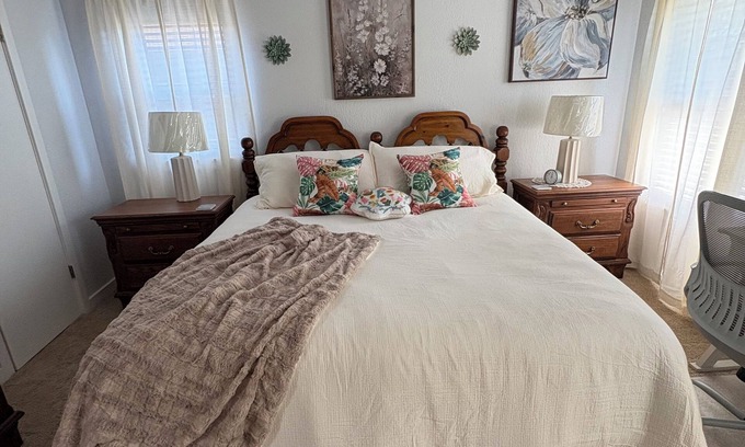 Enid Casa | Charming 3-bedroom house with heating/AC, family friendly and centrally located.
