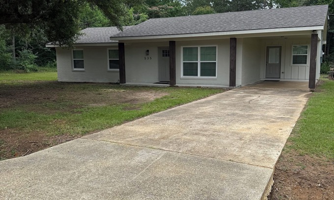 Fisher Casa | Charming 3-bedroom house with AC, WiFi in wonderful Many