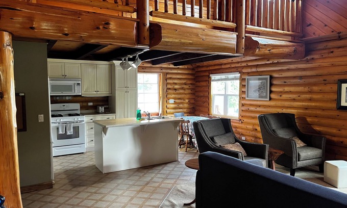 Tobermory Cabaña | Charming 3-bedroom Log Cottage in peaceful Tobermory