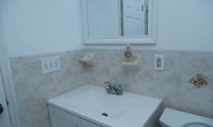 Lower Vailsburg Apartamento | Charming 3-bedroom Urban Escape with AC and WiFi near Newark Airport