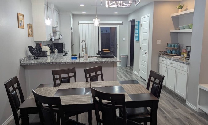 Brownsville Casa | Charming 3-bedroom house in Brownsville with AC