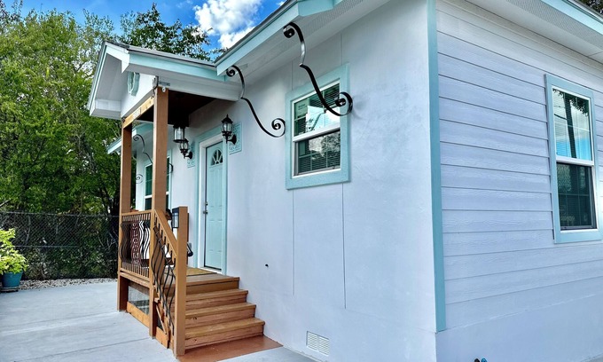 Northwest Los Angeles Heights Casa | Charming 3-bedroom house with WiFi and AC in wonderful San Antonio