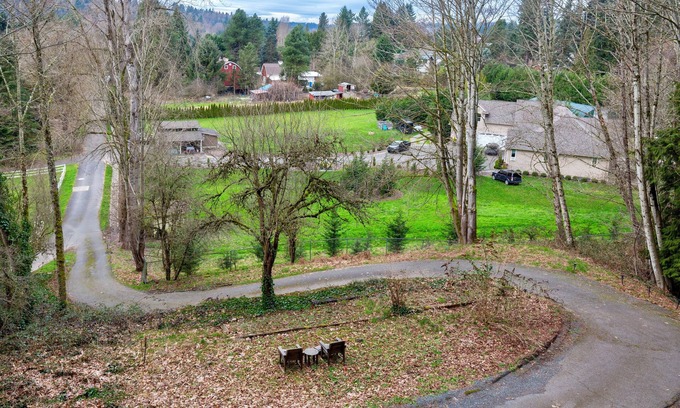 Town Center Cabina | Charming 3-bedroom cabin in Woodinville with AC, WiFi