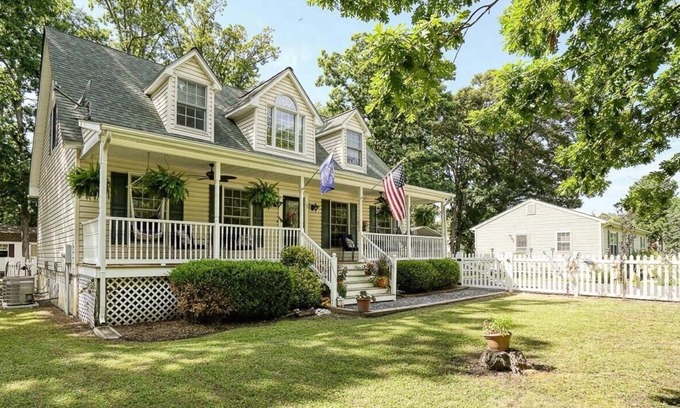 Tilghman Casa | Charming 3BR Cottage in Heart of Tilghman Island – Bike everywhere!