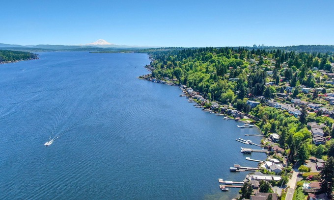 Lake Forest Park Casa | Charming 4-bedroom bungalow with AC, office, fireplace & lake view