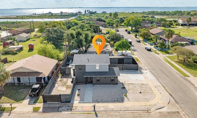 Flour Bluff Casa | Charming 4-bedroom house with swimming pool and outdoor kitchen.