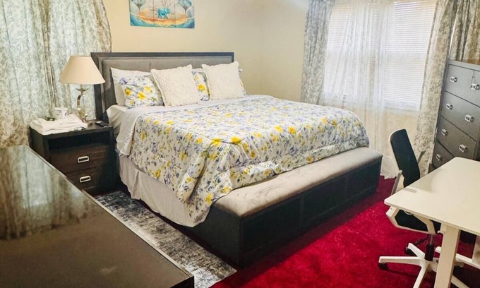 Riverdale Casa | Charming 4-bedroom house with AC and WiFi in marvelous East Riverdale.