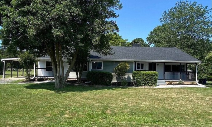 Winston - Salem Casa | Charming 4-bedroom house with AC and WiFi in wonderful Winston-Salem