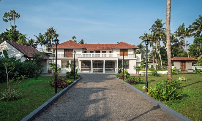 Cherai Casa | Charming 4 - Bedroom Airconditioned Bungalow near Cherai Beach at North Paravur