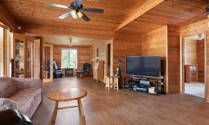 Petersfield Cabina | Charming 4-bedroom cabin on water in wonderful Petersfield with WiFi and TV