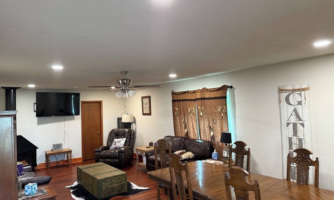 Enid Otro | Charming 4-bedroom farmhouse built in 1936. Has WiFi and AC in Enid!