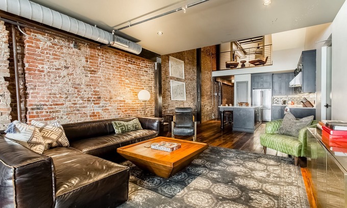 Arts District Apartamento | Charming 4 bedroom loft with wet bar, central AC & full kitchen