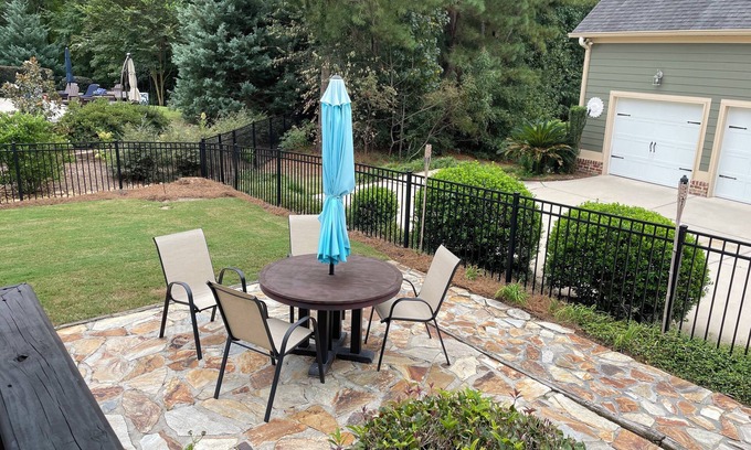 Evans Casa | Charming 4 bedroom two story home in a golf course neighborhood.